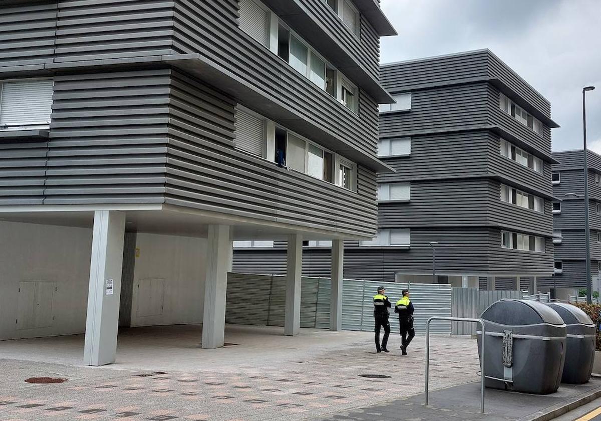 Una patrulla permanente hace guardia ante el edificio donde residen las familias conflictivas del barrio de San Juan.