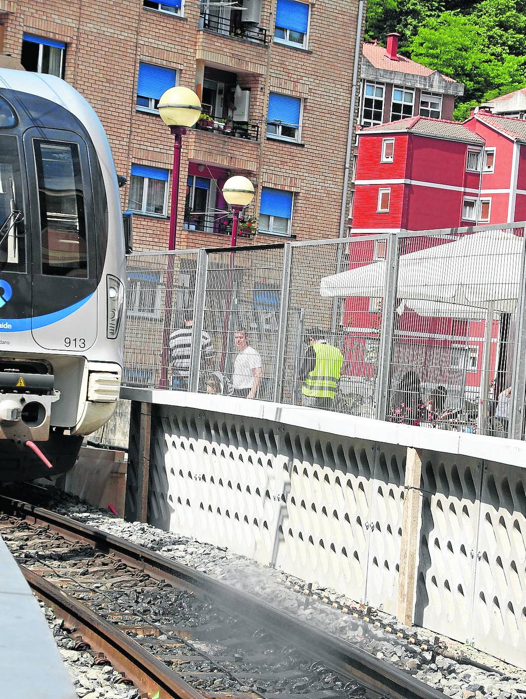 Pantallas acústicas junto a la vía en Ermua.