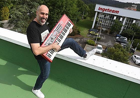 Luis, con su teclado y, al fondo, la empresa en la que trabaja, Ingeteam.