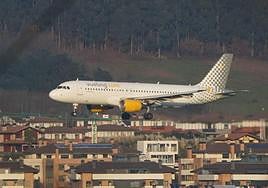 Una avión del Vueling busca la pista de aeropuerto de Loiu.