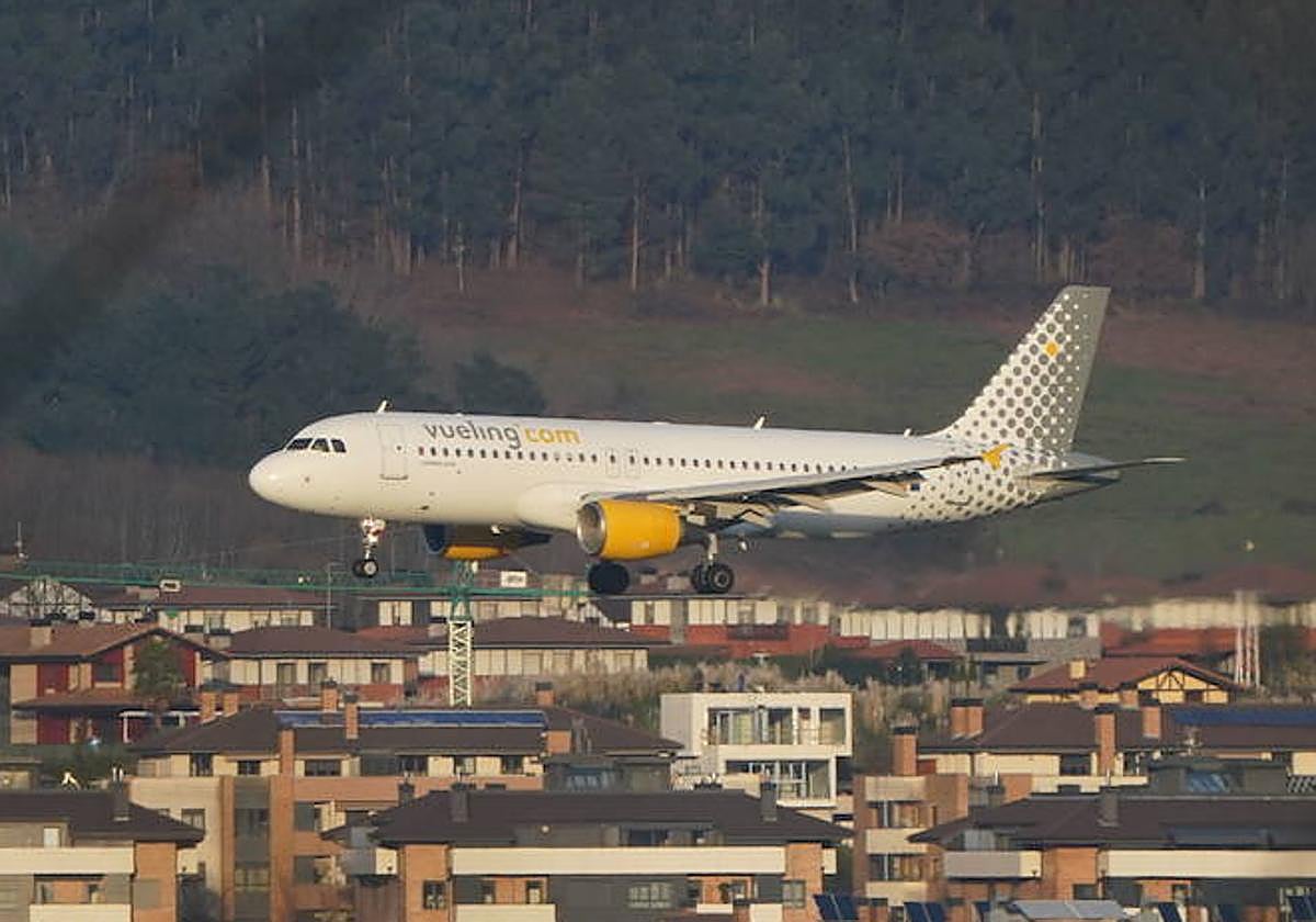 Una avión del Vueling busca la pista de aeropuerto de Loiu.
