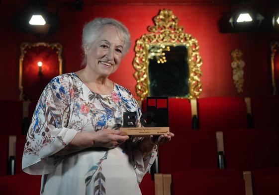 Teresa Ibáñez posa con su trofeo de Alavesa del Mes en el coqueto escenario de Ortzai.