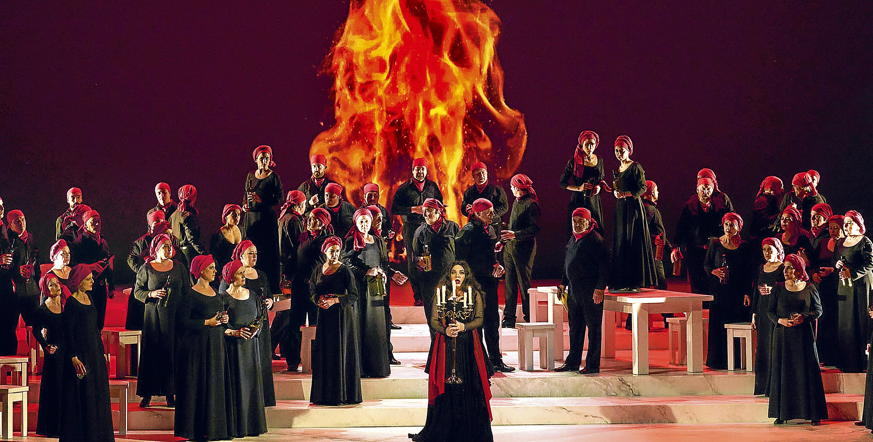 La mezzo Ekaterina Semenchuk (Azucena), en el segundo acto de 'Il Trovatore', rodeada de parte del Coro de Ópera de Bilbao en el papel de gitanos.