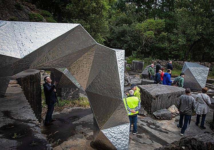 El director del Museo de Bellas Artes de Bilbao, Miguel Zugaza, observa la obra.