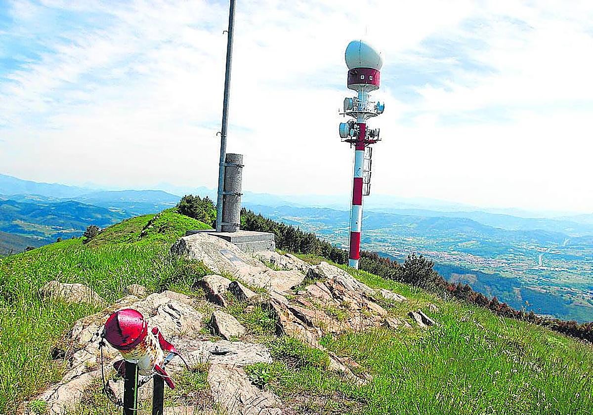 Buzón y cima del monte Jata, con vistas a Maruri.
