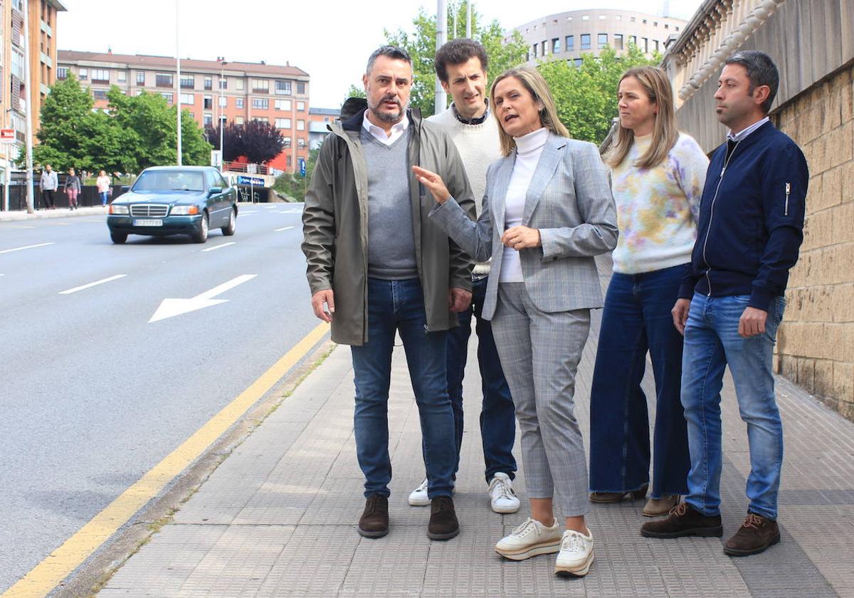 Amaia del Campo y su equipo analizan la propuesta del aparcamiento nocturno en Landeta.