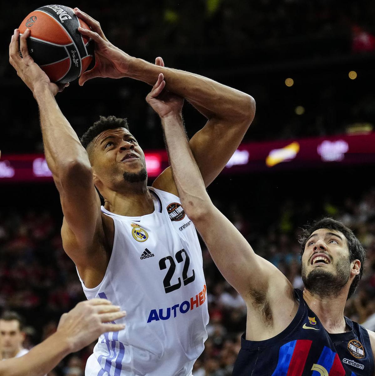 Tavares (39) firmó la segunda mejor valoración de la historia de la Final Four. Abrines fue el único destacado del Barcelona.