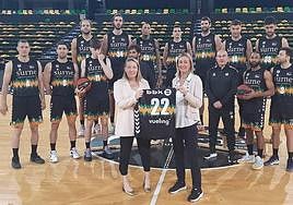 La plantilla del Bilbao Basket, la presidenta Isabel Iturbe y Sandra Hors, de Vueling, presentan el acuerdo en Miribilla