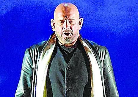 Imagen secundaria 1 - Un trío en liza. Leonora (la soprano Anna Pirozzi) está perdidamente enamorada de Manrico (el tenor Celso Albelo, abajo a la derecha) y despierta los celos del Conde de Luna (Juan Jesús Rodríguez)