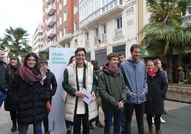 La candidata de EH Bildu, Rocío Vitero, junto a un grupo de jóvenes.