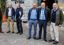 José Mari Castillo, segundo por la derecha, posa junto a otros miembros de la Cofradía tras su elección.