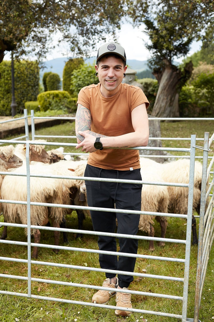 Julen Baz con las ovejas.