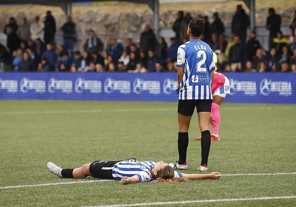 Elba y Esther, en el suelo, se lamentan con el pitido final.