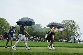 Jon Rahm y su cadie, en la tercera jornada del PGA Championship.