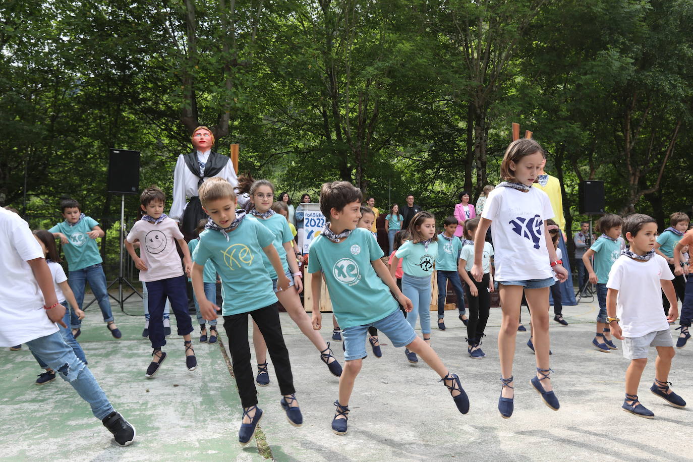 Ume batzuk, 'Turrun Hotsa' kanta dantzatzen.