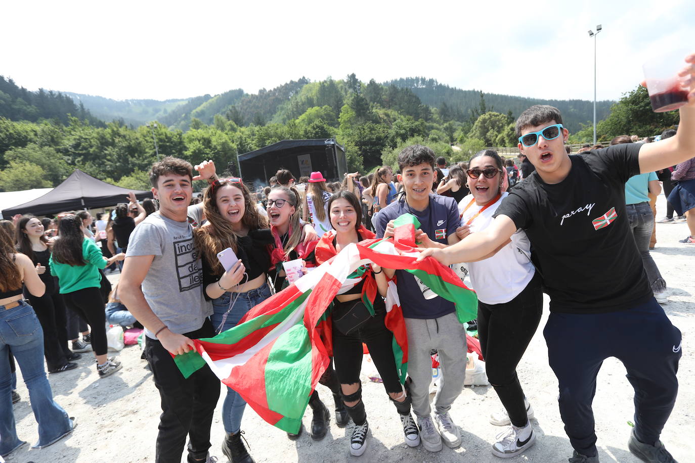 Gazte batzuk, ikurriña erakusten. 