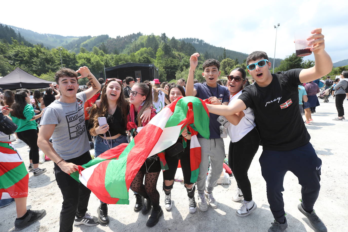 Gazte batzuk, ikurriña erakusten. 