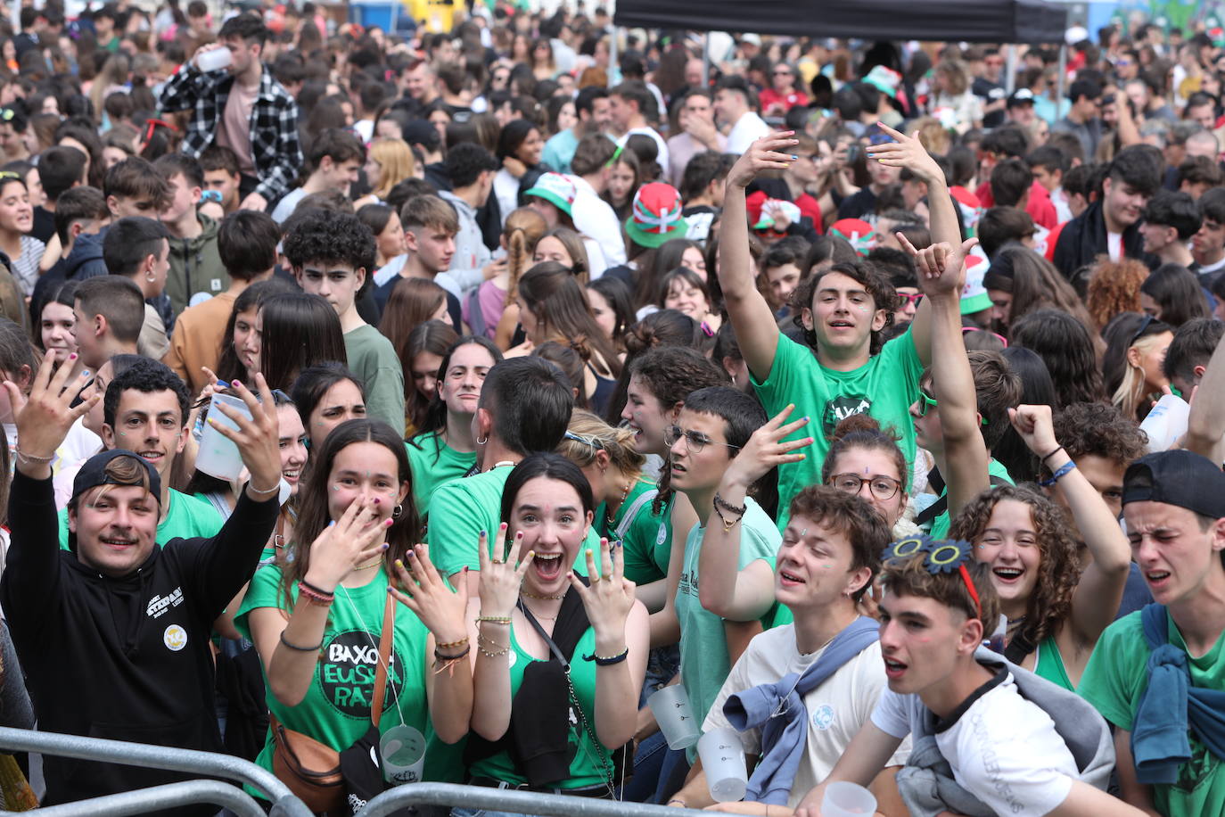 Gazte batzuk, kontzertu batez gozatzen. 