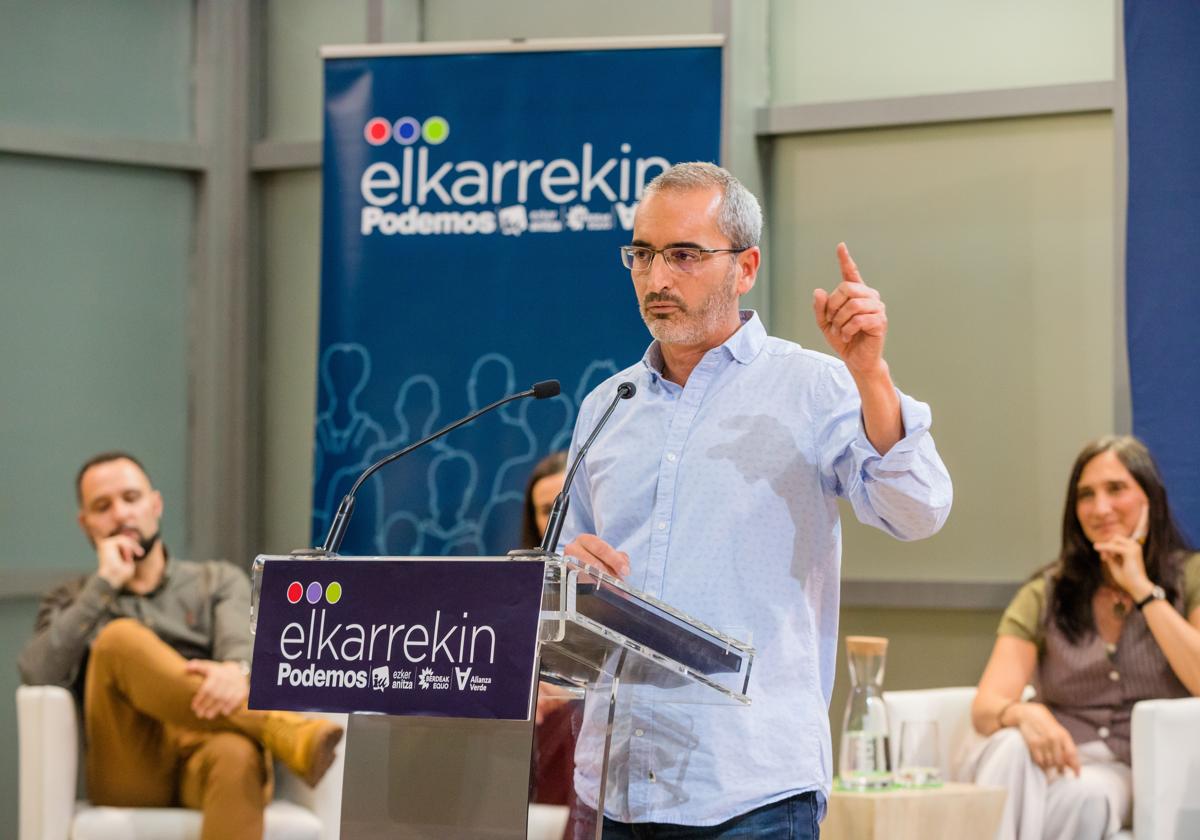 David Rodríguez, candidato a la Diputación de Álava, durante el arranque de campaña de Elkarrekin Podemos.