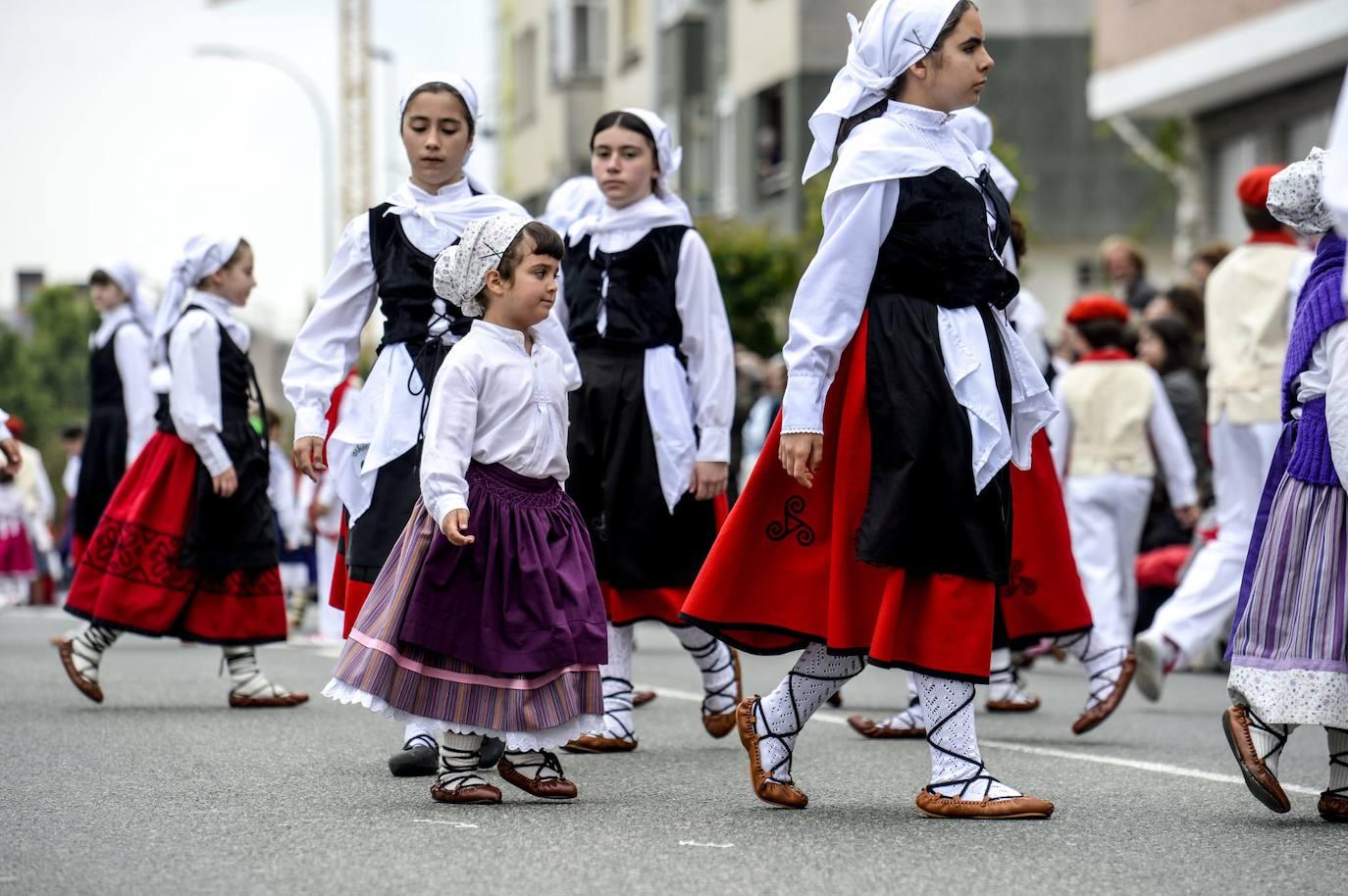 3.500 dantzaris bailan al unísono en Urduliz
