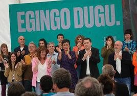 Eva López de Arroyabe, Rocío Vitero y Arnaldo Otegi, durante el mitin de EH Bildu este domingo