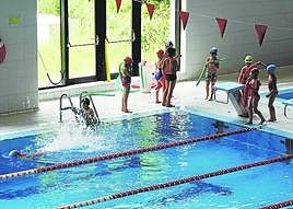 Los cursos de natación ofertados son para diferentes edades.