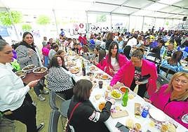 El ambiente sanjuanero es lo que tiene, se olvidan las diferencias y toca disfrutar todos juntos, cada uno con su blusa. Es lo que ocurrió durante la alubiada y en el Festival de la Morcilla.