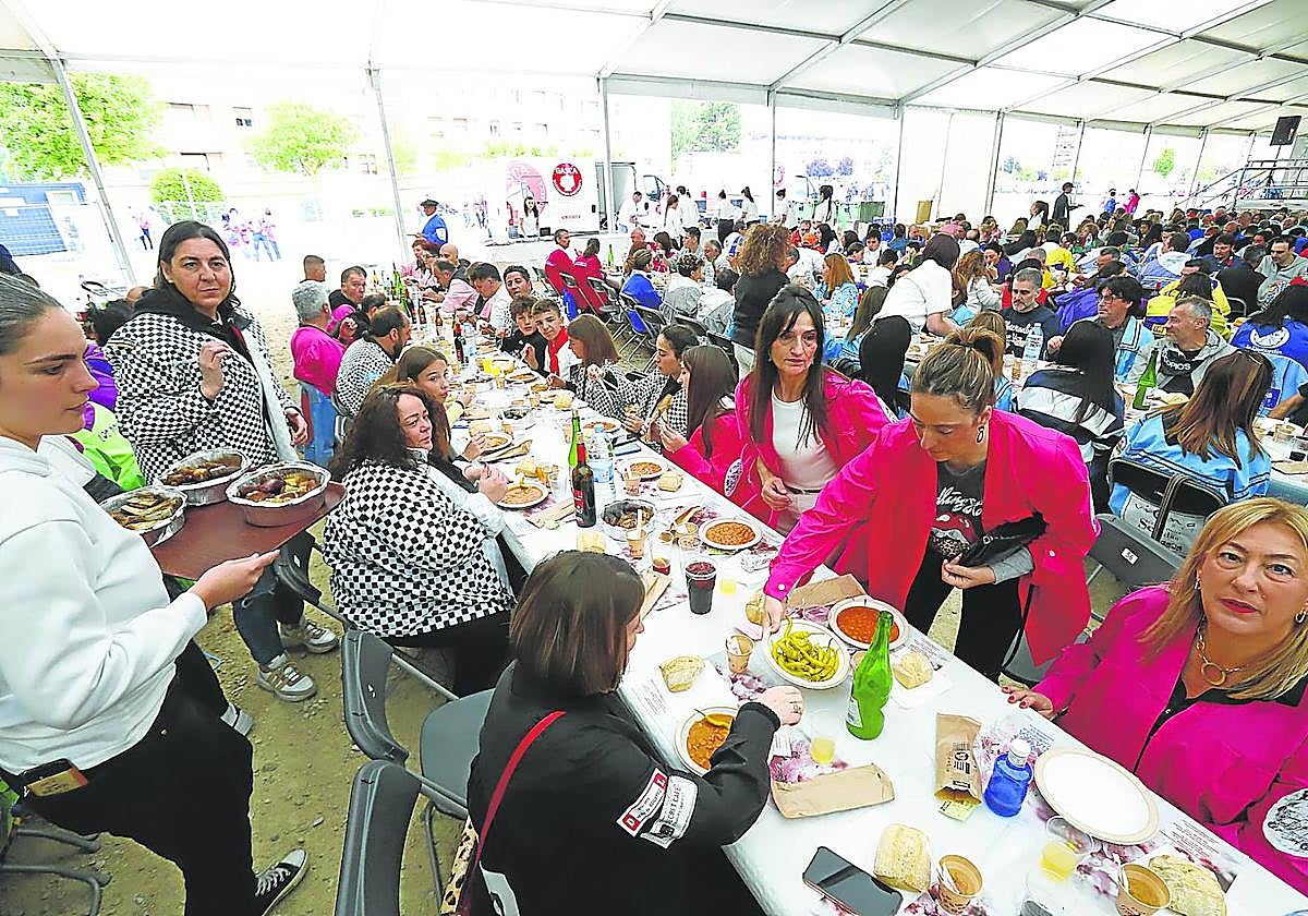 El ambiente sanjuanero es lo que tiene, se olvidan las diferencias y toca disfrutar todos juntos, cada uno con su blusa. Es lo que ocurrió durante la alubiada y en el Festival de la Morcilla.