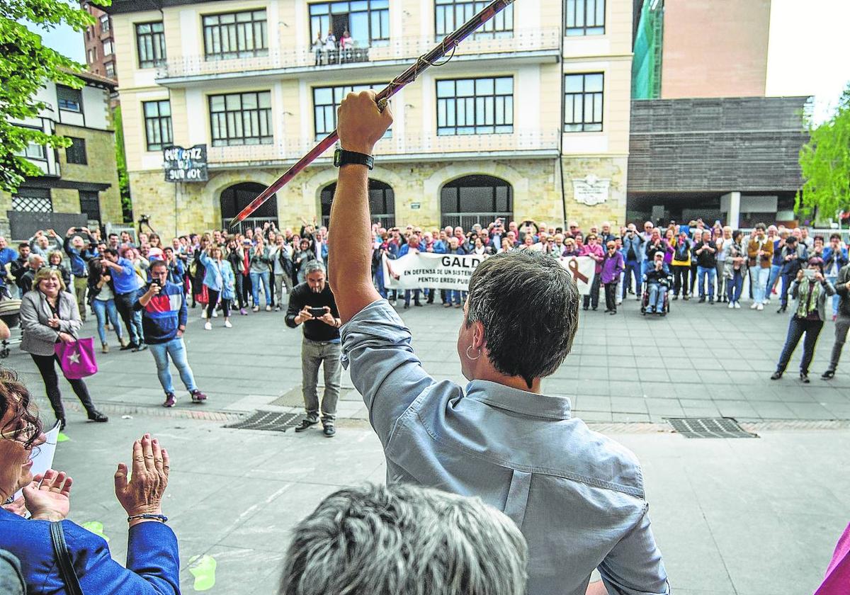 El alcalde de Galdakao, Iñigo Hernando (EH BIldu), saluda al hacerse con la makila tras las elecciones de 2019.