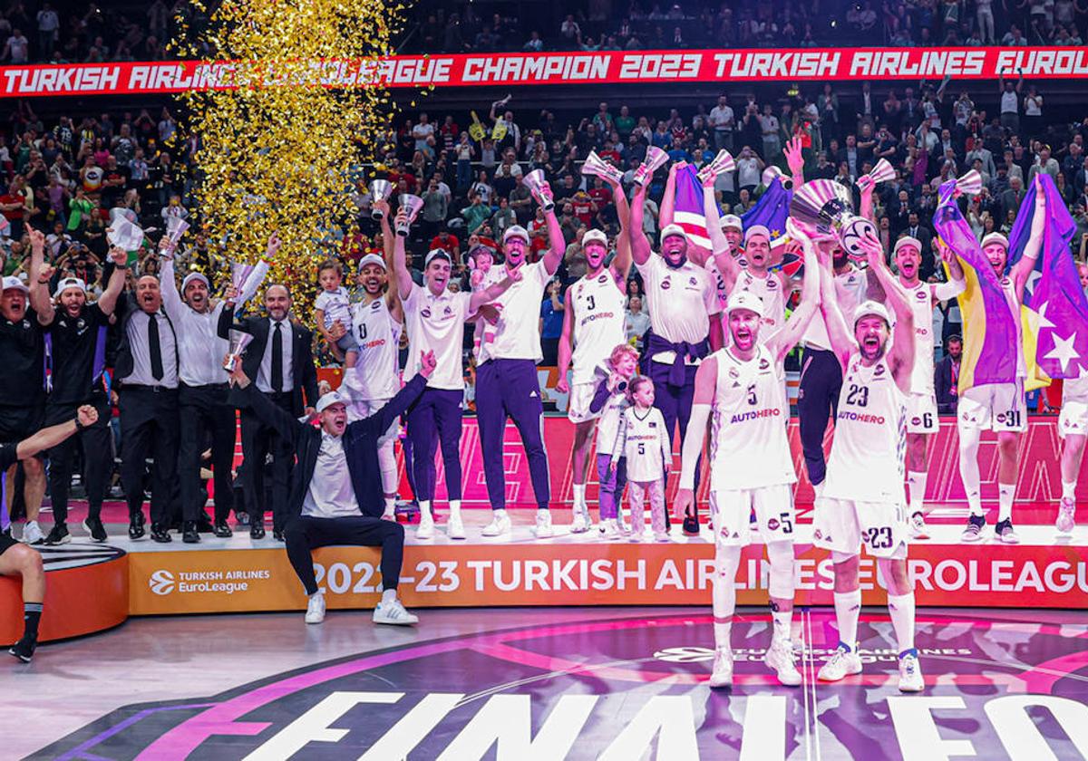 Rudy y Llull levantan el trofeo delante del equipo.