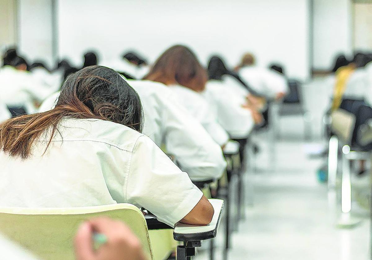 El desplome en el número de nacimientos pone en jaque el sistema educativo y augura el cierre o la fusión de centros.