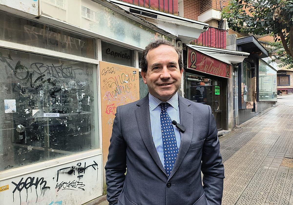 El candidato a la Alcaldía ve necesario construir más aparcamientos.