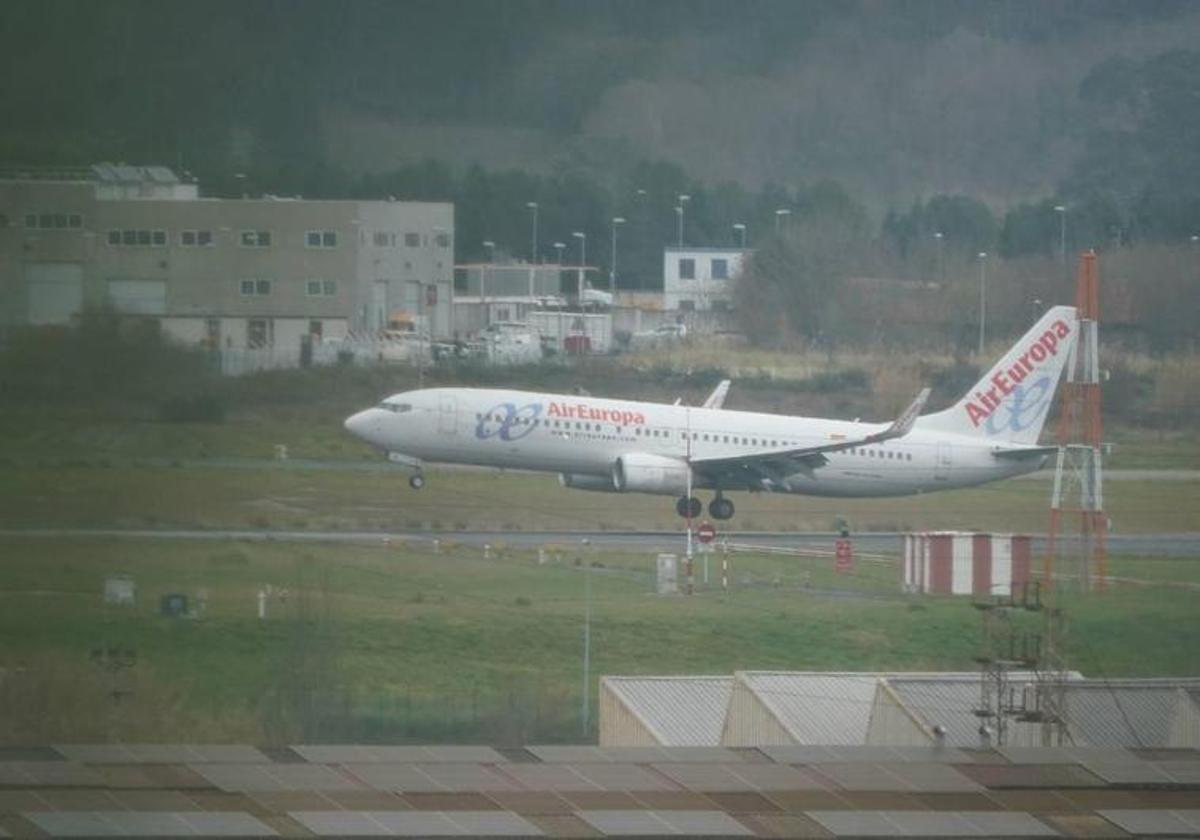 Un avión de Air Europa despega desde el aeropuerto de Loiu.