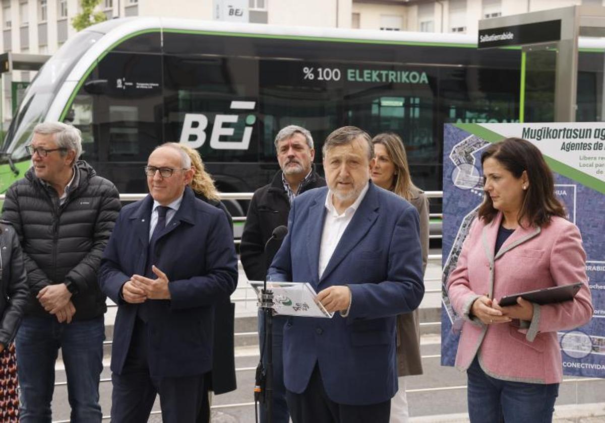 Beatriz Artolazabal, José Antonio Suso y Ramiro González con parte de sus equipos este lunes en Salbatierrabide.