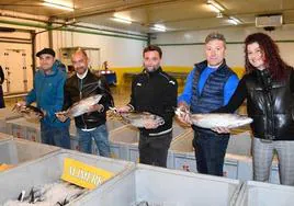 El patrón Iñigo Oronoz , Armando Prendes (Alimerka), el patrón Pablo González y los armadores José Manuel Lema y Cristina Luaces.