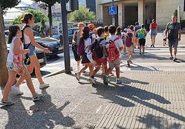 Las colonias de verano también ofrecen salidas por la localidad para los más pequeños.