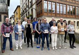 Representantes de los centros escolares Nevers, San Antonio y Kurutziaga, posan junto a miembros de Alpino Tabira, Asociación artística del Duranguesado, técnicos de cultura de Ayuntamiento, el tiente de alcalde, Julián Ríos, y la alcaldesa, Ima Garrastatxu