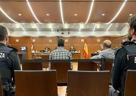 El ya condenado, acompañado por un traductor, esta mañana en la Audiencia Provincial de Álava.