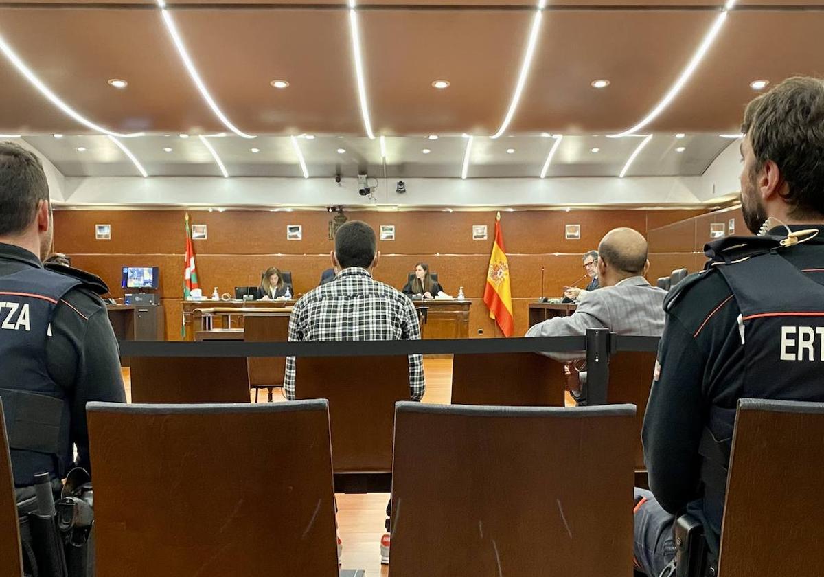 El ya condenado, acompañado por un traductor, esta mañana en la Audiencia Provincial de Álava.