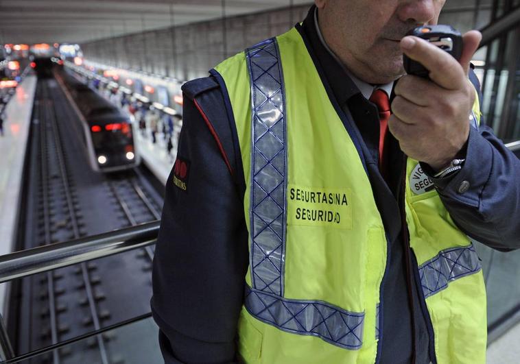 Cinco trabajadores del metro heridos, uno con costillas rotas, al ser agredidos en Abando