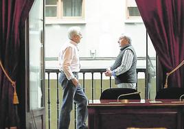 Carlos Totorika, exalcalde de Ermua, y Fernando Lecumberri, del PP, charlan en una secuencia de los vídeos originales de 'Herenegun'.