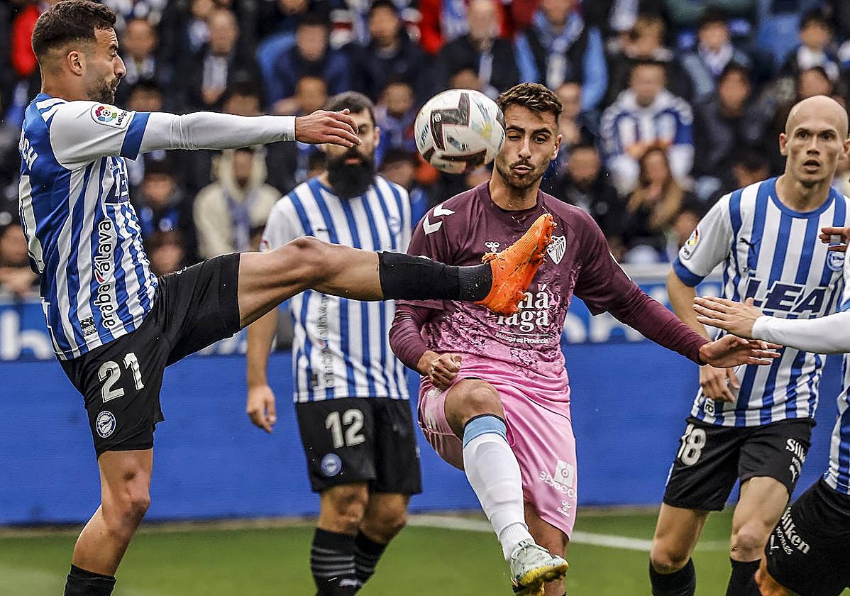 Abde despeja un balón durante el encuentro del sábado pasado ante el Málaga.