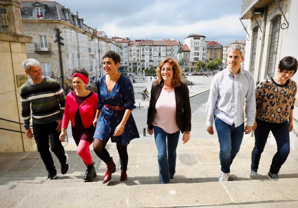 La candidata de EH Bildu a la alcaldía de Vitoria, Rocío Vitero, junto a Eva López de Arroyabe, candidata a diputada general de Álava, y parte de los candidatos de Bildu al Ayuntamiento