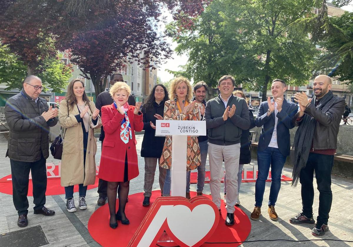 González, en el atril, junto a parte de los candidatos de su lista a las Juntas Generales de Álava.