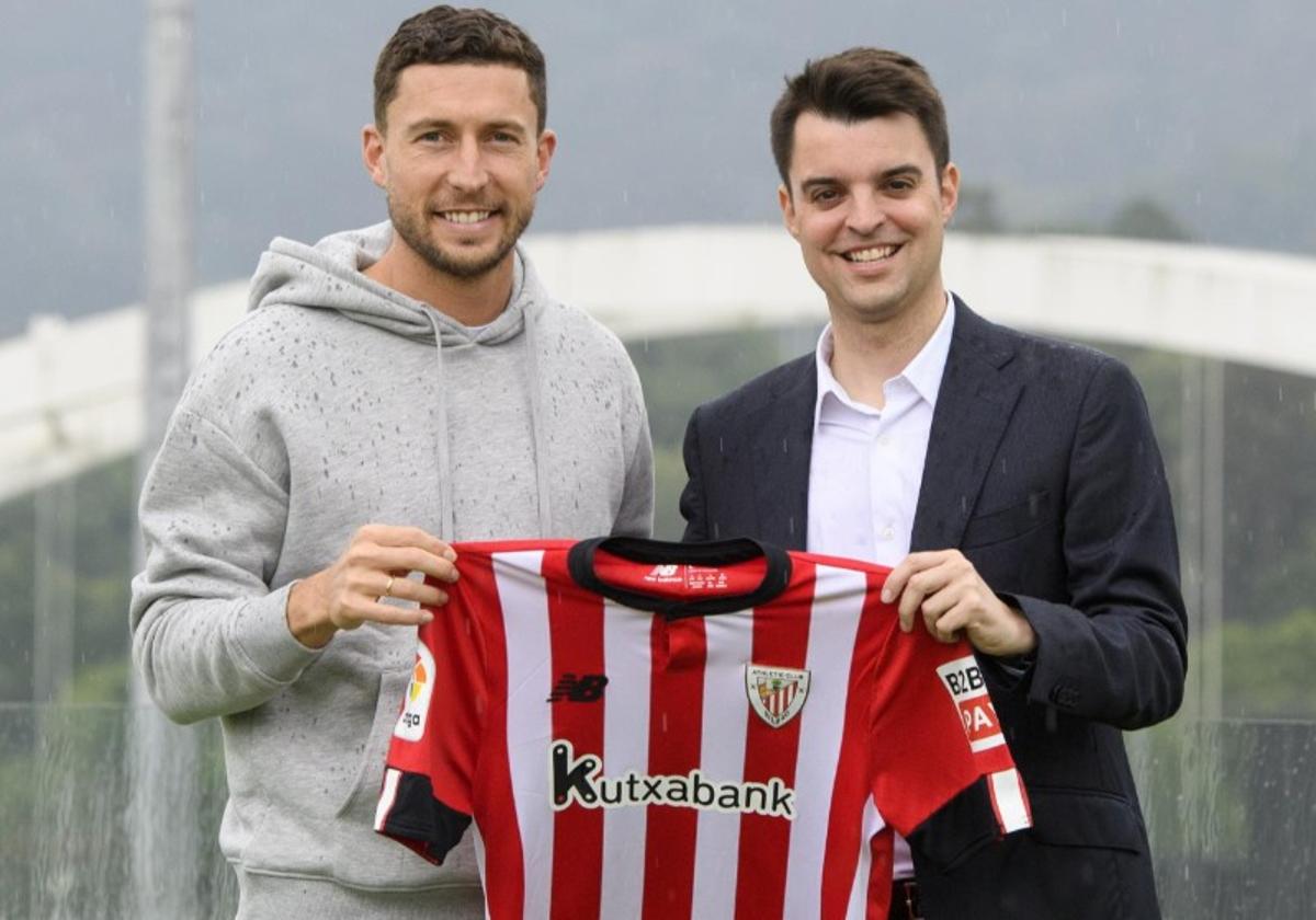 De Marcos posa en Lezama con el director deportivo, Mikel González.