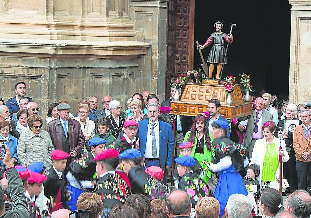 Salida de la imagen de San Isidro de la catedral, el día 15, para la procesión.