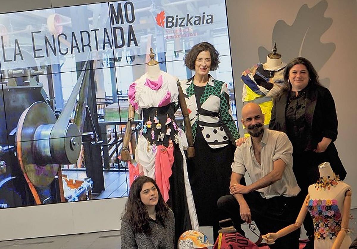 La Encartada Moda regresará el 9 y 10 de junio al museo de boinas de Balmaseda. En la imagen, Lorea Bilbao, Alberto Etxebarrieta, Olatz Pereda y Adele Orcajada.