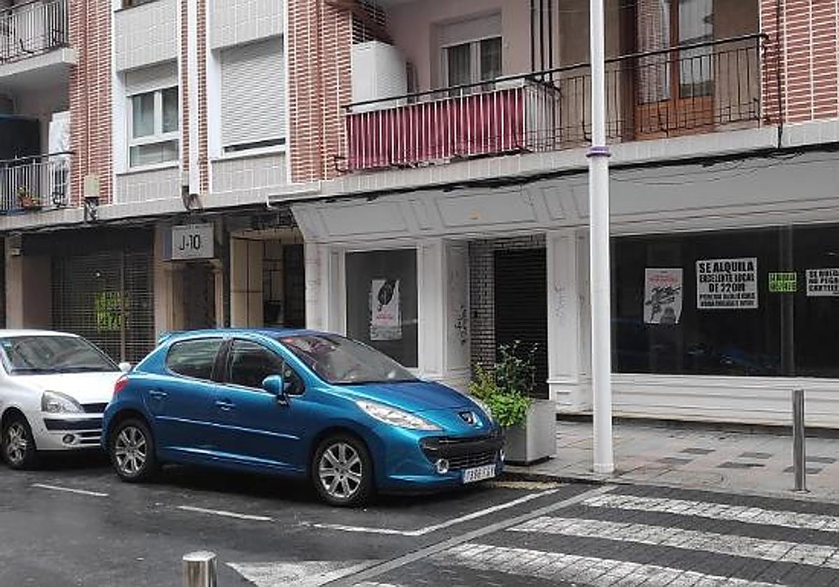 Locales vacíos en la calle Juan XXIII, en Santurtzi.