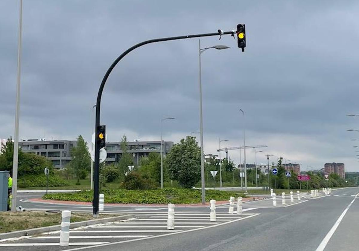 Vitoria pone en marcha semáforos con radar en el acceso a la ciudad por Gardélegui