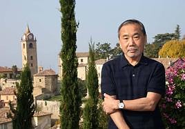 Murakami, en la imagen en la ciudad italiana de Alba, huye de los fogonazos y prefiere llegar a los lectores por caminos más complicados.